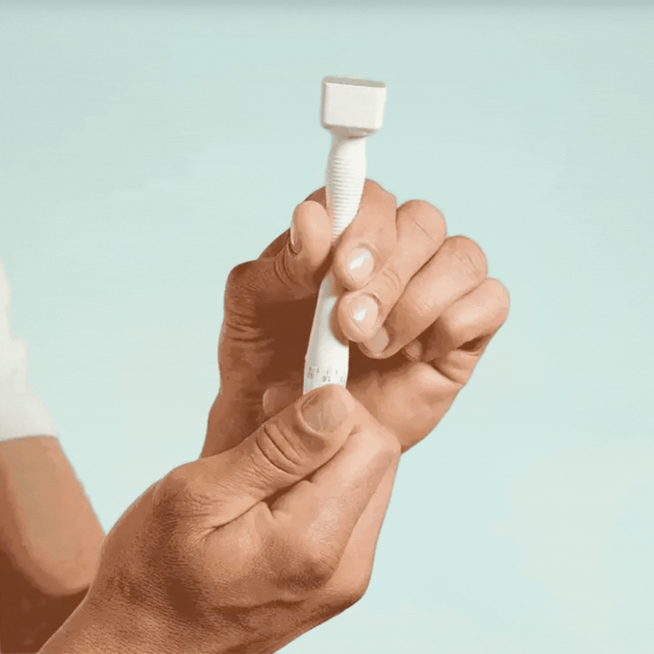 Follicly™ Derma Stamp - 140 microagujas de titanio ajustables